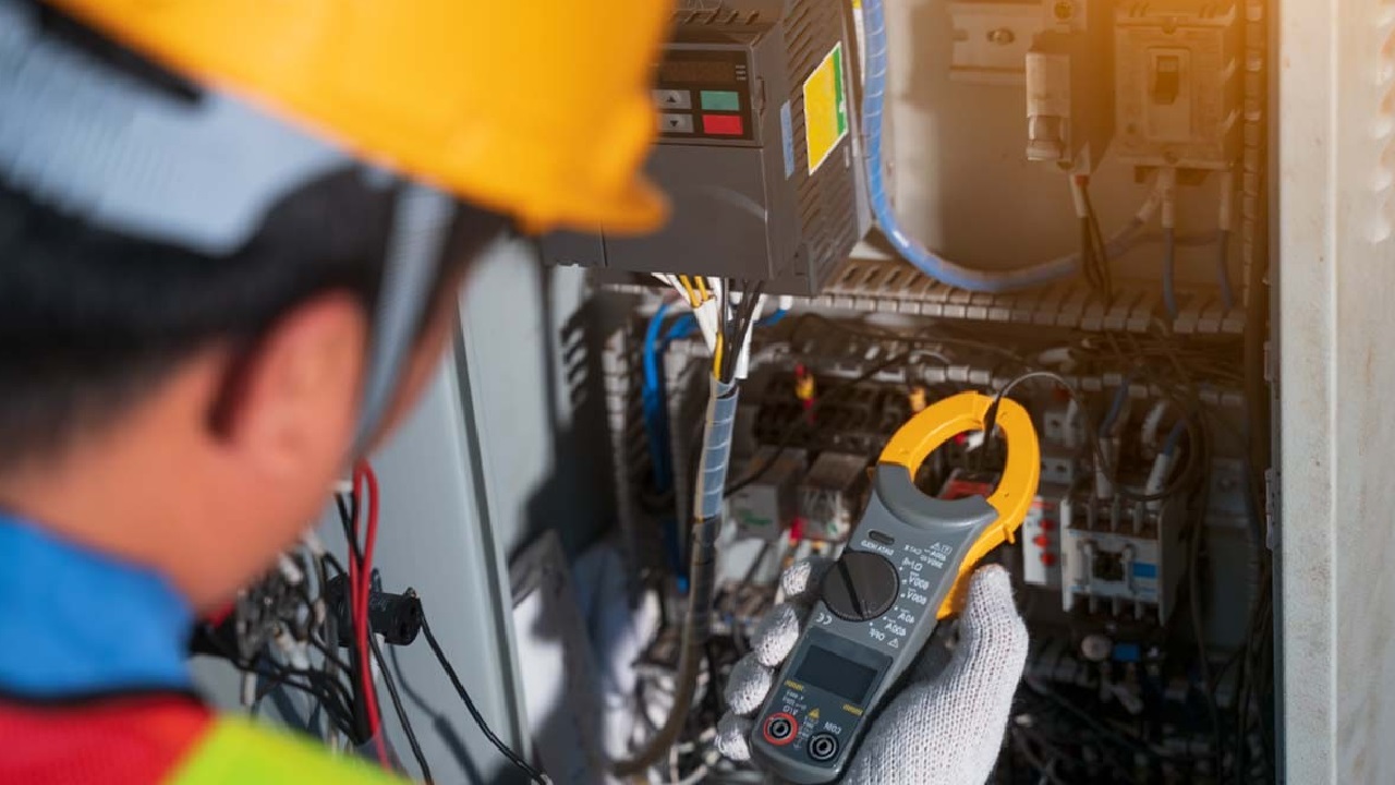 Electrician-Job-in-Beverly-Hills-Qatar
